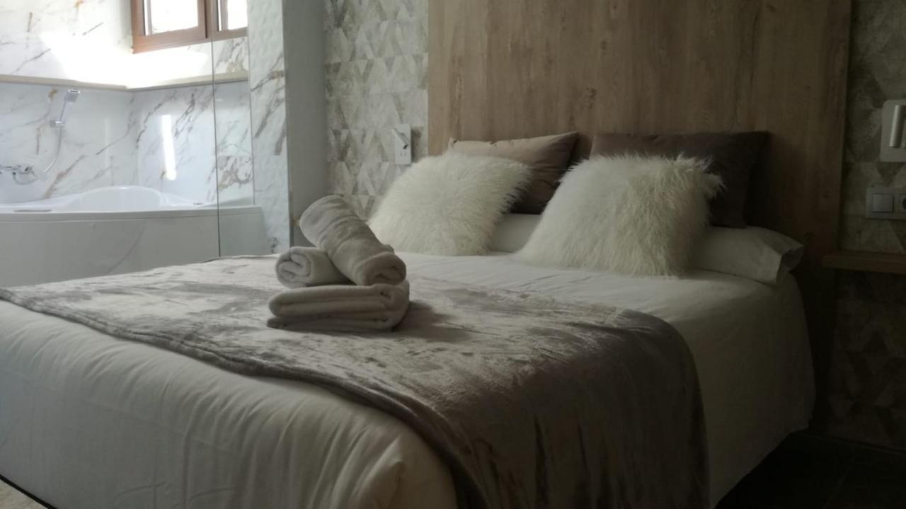 Apartamentos Los Robles Alcala del Jucar Eksteriør billede