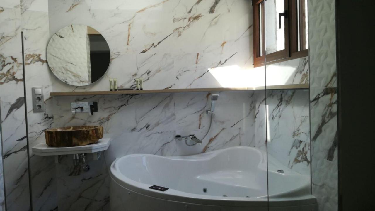 Apartamentos Los Robles Alcala del Jucar Eksteriør billede