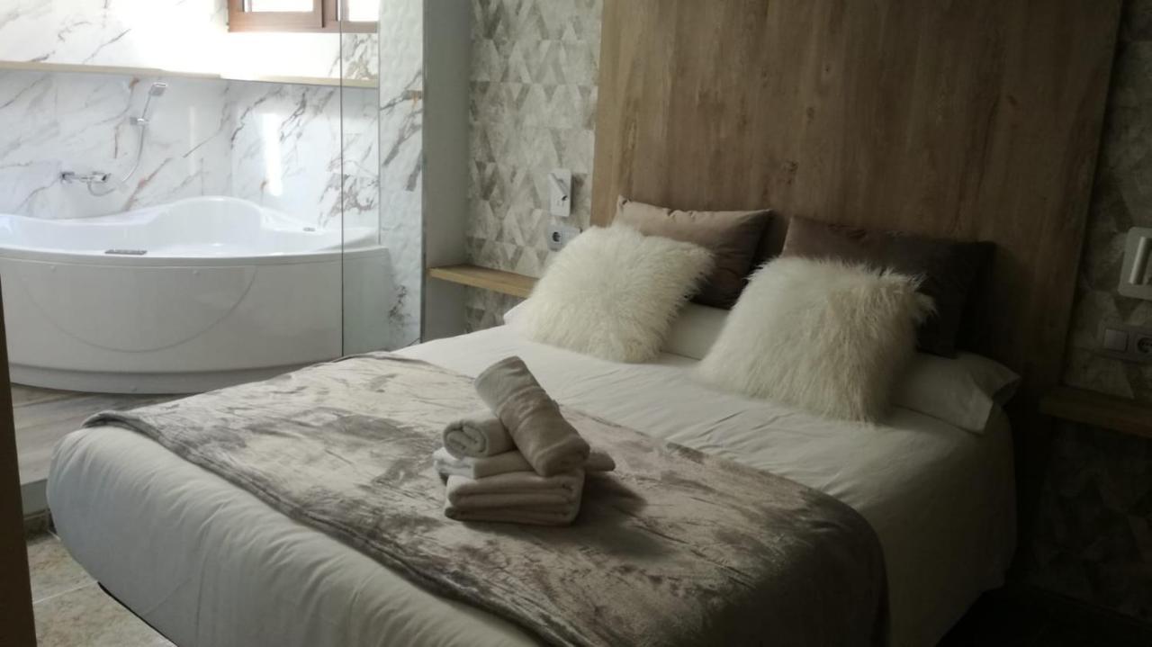 Apartamentos Los Robles Alcala del Jucar Eksteriør billede