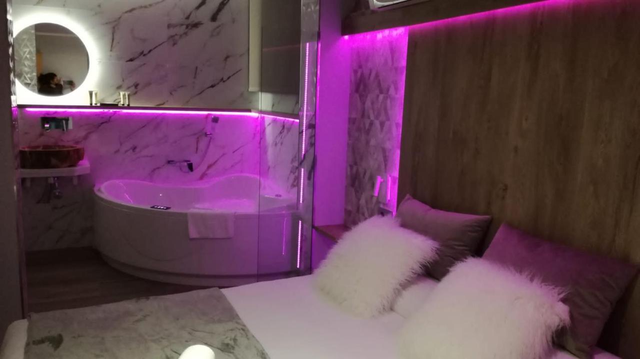 Apartamentos Los Robles Alcala del Jucar Eksteriør billede