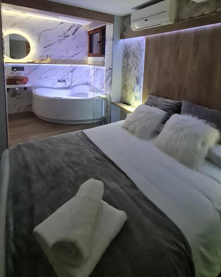 Apartamentos Los Robles Alcala del Jucar Eksteriør billede